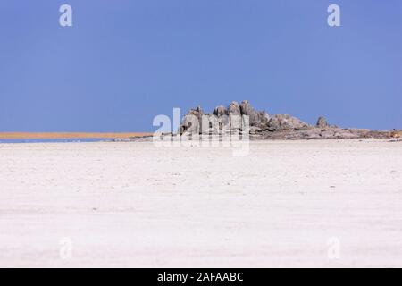 Rocky Kubu Island in Salzpfanne, Sowa Pan (Sua Pan), Makgadikgadi Pans, Botsuana, Südafrika, Afrika Stockfoto