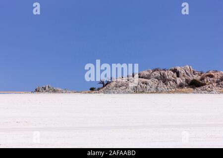 Rocky Kubu Island in Salzpfanne, Sowa Pan (Sua Pan), Makgadikgadi Pans, Botsuana, Südafrika, Afrika Stockfoto