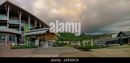 Khao Lak, Thailand, 30. November 2019: Wolken und dunklen Himmel über das Hotel am Abend. panorama. Stockfoto