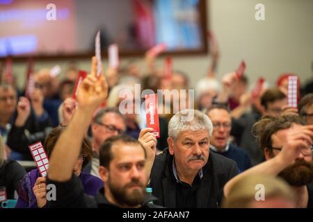 Potsdam, Deutschland. 14 Dez, 2019. Die Teilnehmer werden auf einen Tagesordnungspunkt Abstimmung auf dem Landesparteitag der Linkspartei in Brandenburg. Die Delegierten die Schlussfolgerungen ihrer Verluste bei den Landtagswahlen am 1. September diskutieren. Credit: Christophe Kirschtorte/dpa/Alamy leben Nachrichten Stockfoto