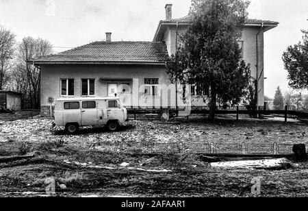 Dezember 2019 Bulgarien Yambol nach Sofia: Kalt Eis bedeckt nebligen Morgen in Yambol Bahnhof bereit meine Reise auf der 827 zurückverfolgen ankommen bin 90s-style ex-DB Deutsche Bahn Bahn für den 5-stündigen Reise in der Hauptstadt Sofia am Fuße des gewölbten Vitosha Mountain. Im alten Stil, und in der Regel eher langsam moderne Bahn Komfort wie Klimaanlage oder Restaurant Autos - wurde sehr selten, wenn ich meine Fahrscheine online gekauft und auf meinem iPhone zu der Wache vorgestellt, im Gegensatz zu meiner ersten Reise Tickets mit Bargeld an der Abfahrt Bahnhof gekauft am Tag der Reise. Ich noch Mein o zu bringen Stockfoto