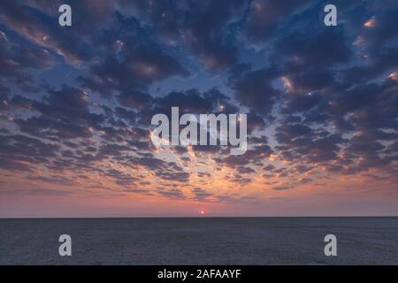 Sonnenaufgang auf der Insel Kubu, weiße Salzpfanne, Sowa Pan (Sua Pan), Makgadikgadi Pans, Botsuana, Südliches Afrika, Afrika Stockfoto