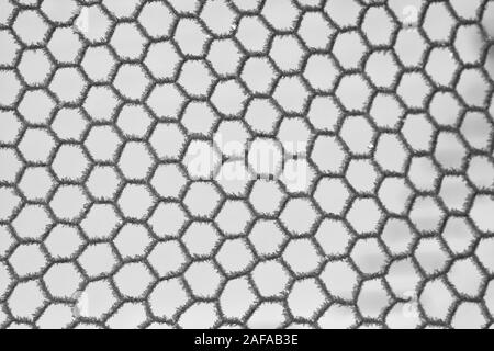Metall Netz bedeckt durch Kristalle von Eis Raureif. Stockfoto