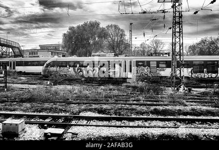 Dezember 2019 Bulgarien Yambol nach Sofia: Kalt Eis bedeckt nebligen Morgen in Yambol Bahnhof bereit meine Reise auf der 827 zurückverfolgen ankommen bin 90s-style ex-DB Deutsche Bahn Bahn für den 5-stündigen Reise in der Hauptstadt Sofia am Fuße des gewölbten Vitosha Mountain. Im alten Stil, und in der Regel eher langsam moderne Bahn Komfort wie Klimaanlage oder Restaurant Autos - wurde sehr selten, wenn ich meine Fahrscheine online gekauft und auf meinem iPhone zu der Wache vorgestellt, im Gegensatz zu meiner ersten Reise Tickets mit Bargeld an der Abfahrt Bahnhof gekauft am Tag der Reise. Ich noch Mein o zu bringen Stockfoto