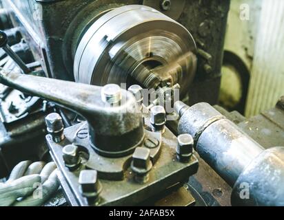 Nahaufnahme der Hand in Hand und Drehbank. Gewindeschneiden auf einem Bolzen. Metallarbeiten Ausrüstung. Stockfoto