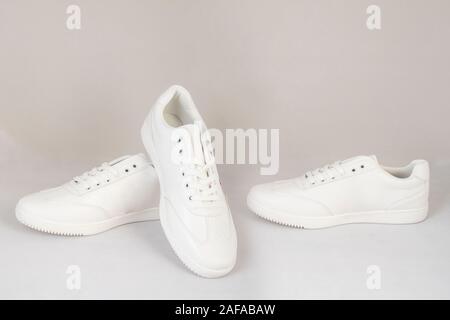 Weiße sneakers Schuhe auf weißem Hintergrund Seiten- und Vorderansicht isoliert Stockfoto