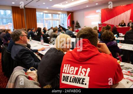 Potsdam, Deutschland. 14 Dez, 2019. Die Teilnehmer sitzen am Landesparteitag der Linken in Brandenburg. Die Delegierten die Schlussfolgerungen ihrer Verluste bei den Landtagswahlen am 1. September diskutieren. Credit: Christophe Kirschtorte/dpa/Alamy leben Nachrichten Stockfoto