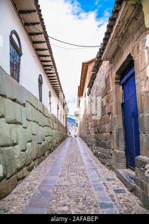 Cusco, Peru - Jan 7, 2019: historischen Gebäuden aus der Kolonialzeit in Hatun Rumiyoc Straße, Cusco, Peru. Stockfoto