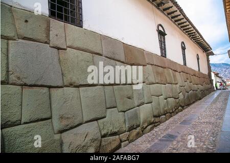 Cusco, Peru - Jan 7, 2019: historischen Gebäuden aus der Kolonialzeit in Hatun Rumiyoc Straße, Cusco, Peru. Stockfoto