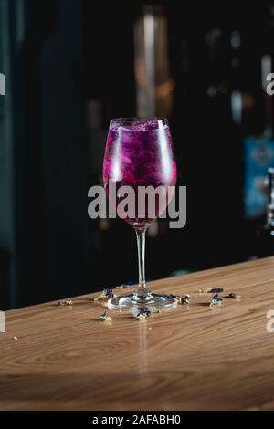 Tropische Cocktails serviert in einem Tiki style Glas und mit Kalk garniert. Stockfoto