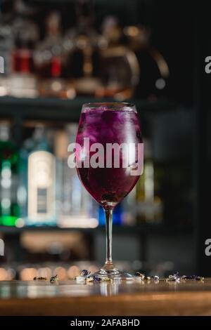 Tropische Cocktails serviert in einem Tiki style Glas und mit Kalk garniert. Stockfoto