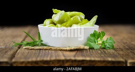 Frische grüne Chilis (mit Käse gefüllt) auf einem vintage Hintergrund (Nahaufnahme) Stockfoto