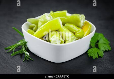 Einige frische Gefüllte grüne Chilis auf einem Vintage schiefer Tafel (selektive Fokus, Nahaufnahme) Stockfoto