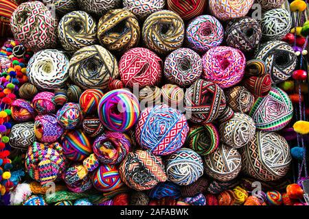 Stricknadeln, bunten Fäden. Strickmuster von bunten Garne Wolle auf shopfront. Stricken Hintergrund. Strickgarn für handgefertigte Winter kleiden Stockfoto