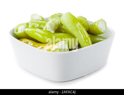 Frische grüne Chilis (mit Käse gefüllt) auf weißem Hintergrund (Nahaufnahme) Stockfoto