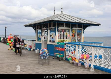 Kiosk auf Llandudno Pier, Verkauf von traditionellen Schaufeln, Spaten und Windmühlen. Stockfoto