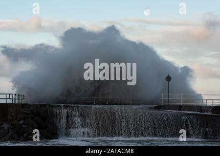Aberystwyth, Ceredigion, Wales, UK. 14. Dezember 2019 Großbritannien Wetter: Starker Wind und riesige kraftvolle Wellen auf das Meer Abwehr in Aberystwyth heute Morgen. © Ian Jones/Alamy leben Nachrichten Stockfoto