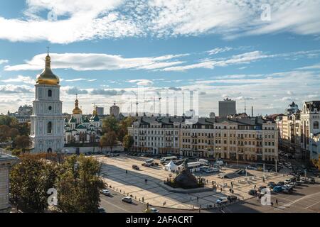 Sofiyivska-Platz mit der Sophienkathedrale und dem Glockenturm an einem sonnigen Herbsttag in Kiew Stockfoto