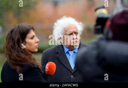 Herr Desai - Jagdishchandra Meghnad Desai, Baron Desai St. Clement Danes. Wirtschaftswissenschaftler und Arbeit Peer, auf College Green interviewt, Westminster das m Stockfoto