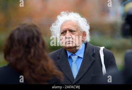 Herr Desai - Jagdishchandra Meghnad Desai, Baron Desai St. Clement Danes. Wirtschaftswissenschaftler und Arbeit Peer, auf College Green interviewt, Westminster das m Stockfoto