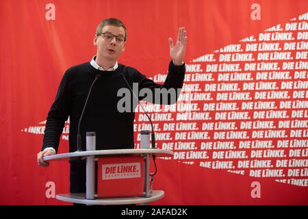 Potsdam, Deutschland. 14 Dez, 2019. Sebastian Walter, Fraktionschef der Linkspartei in Brandenburg, spricht auf der linken Parteitag in Brandenburg. Die Delegierten die Schlussfolgerungen ihrer Verluste bei den Landtagswahlen am 1. September diskutieren. Credit: Christophe Kirschtorte/dpa/Alamy leben Nachrichten Stockfoto