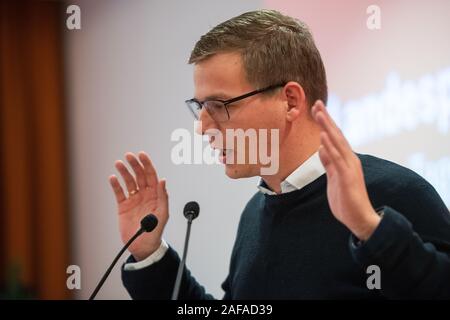 Potsdam, Deutschland. 14 Dez, 2019. Sebastian Walter, Fraktionschef der Linkspartei in Brandenburg, spricht auf der linken Parteitag in Brandenburg. Die Delegierten die Schlussfolgerungen ihrer Verluste bei den Landtagswahlen am 1. September diskutieren. Credit: Christophe Kirschtorte/dpa/Alamy leben Nachrichten Stockfoto