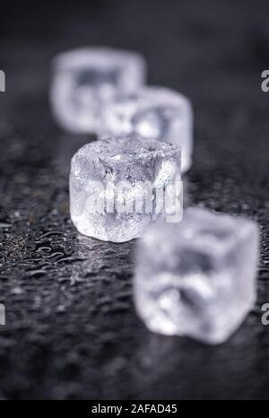 Einige schmelzenden Eiswürfel auf einem Vintage schiefer Tafel (selektive Fokus) Stockfoto