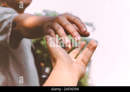 Hilfe Konzept Hände greifen, sich gegenseitig zu helfen. Stockfoto