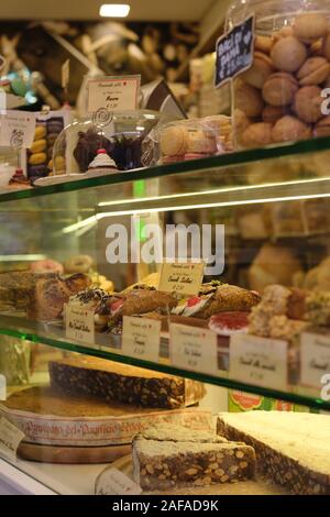 Der Zähler Anzeige von Kuchen, Süßigkeiten und Gebäck in einem kleinen Feinkost Konditorei in Siena Toskana Italien EU-Italien Pasticceria Stockfoto