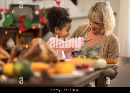 Großmutter und Enkelin feiert Thanksgiving Abendessen zu Hause. Thanksgiving Feier tradition Konzept Stockfoto