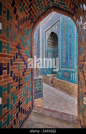 Schmale Pfad durch Fassaden stark dekoriert mit blauen Kacheln in der nekropole Schah-i-Wonders, Samarkand, Usbekistan, in Zentralasien Stockfoto