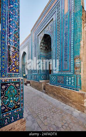 Schmale Pfad durch Fassaden stark dekoriert mit blauen Kacheln in der nekropole Schah-i-Wonders, Samarkand, Usbekistan, in Zentralasien Stockfoto