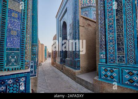 Schmale Pfad durch Fassaden stark dekoriert mit blauen Kacheln in der nekropole Schah-i-Wonders, Samarkand, Usbekistan, in Zentralasien Stockfoto