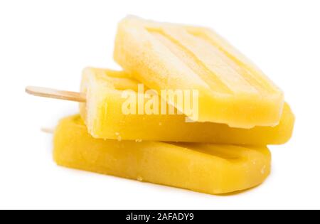 Einige hausgemachte Eis am Stiel orange (selektive Fokus) auf Weiß isoliert Stockfoto