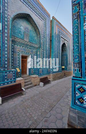 Schmale Pfad durch Fassaden stark dekoriert mit blauen Kacheln in der nekropole Schah-i-Wonders, Samarkand, Usbekistan, in Zentralasien Stockfoto