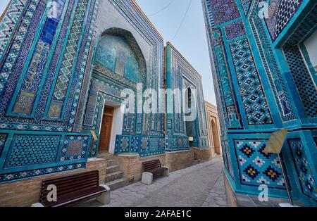 Schmale Pfad durch Fassaden stark dekoriert mit blauen Kacheln in der nekropole Schah-i-Wonders, Samarkand, Usbekistan, in Zentralasien Stockfoto