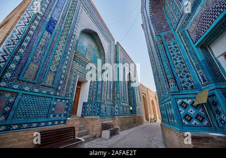 Schmale Pfad durch Fassaden stark dekoriert mit blauen Kacheln in der nekropole Schah-i-Wonders, Samarkand, Usbekistan, in Zentralasien Stockfoto