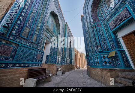 Schmale Pfad durch Fassaden stark dekoriert mit blauen Kacheln in der nekropole Schah-i-Wonders, Samarkand, Usbekistan, in Zentralasien Stockfoto