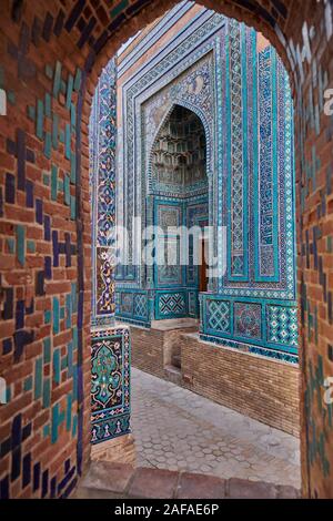 Schmale Pfad durch Fassaden stark dekoriert mit blauen Kacheln in der nekropole Schah-i-Wonders, Samarkand, Usbekistan, in Zentralasien Stockfoto