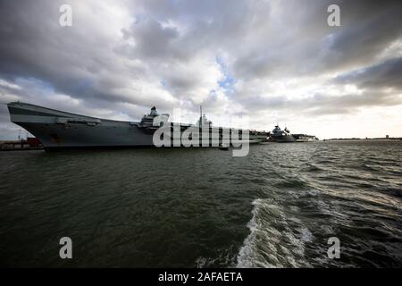 Royal Navy Flugzeugträger HMS Queen Elizabeth und HMS Prince of Wales neben zusammen zum ersten Mal bei HM Marinestützpunkt Portsmouth Stockfoto