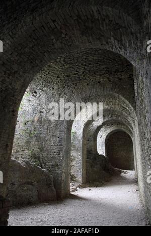 Dunkle Gewölbe von Ali Pascha im 19. Jahrhundert gebaut, in Gjirokastra Schloss in Gjirokastra, Albanien Stockfoto