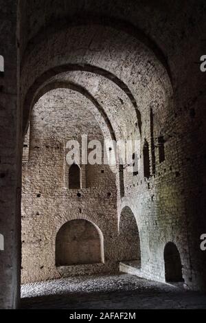 Dunkle Gewölbe von Ali Pascha im 19. Jahrhundert gebaut, in Gjirokastra Schloss in Gjirokastra, Albanien Stockfoto