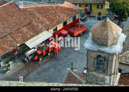 Ansicht der Produttori del Barbaresco Weingut mit Winzer entladen Trauben nach der Ernte, Barbaresco, Langhe, Cuneo, Piemont, Italien Stockfoto