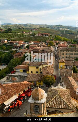 Erhöhte Ansicht des Dorfes Barbaresco mit Winzer Trauben am Produttori del Barbaresco Weingut, Langhe, Cuneo, Piemont, Italien entladen Stockfoto