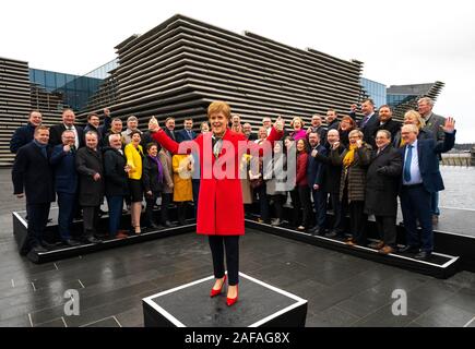 Dundee, Schottland, Großbritannien. 14. Dez 2019. Erster Minister Nicola Sturgeon bei Foto Anruf mit Ihrem SNP MPs außerhalb des V&A Museum in Dundee. Viele der versammelten Abgeordneten sind neu in das Parlament gewählt. Iain Masterton/Alamy leben Nachrichten Stockfoto