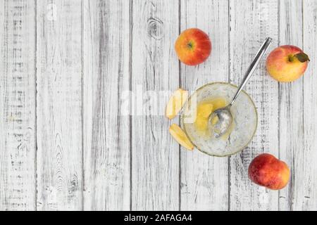 Teil mit hausgemachtem Apfelmus (selektive Fokus, Nahaufnahme) auf vintage Hintergrund Stockfoto