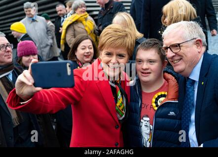 Dundee, Schottland, Großbritannien. 14. Dez 2019. Erster Minister Nicola Sturgeon bei Foto Anruf mit Ihrem SNP MPs außerhalb des V&A Museum in Dundee. Viele der versammelten Abgeordneten sind neu in das Parlament gewählt. Iain Masterton/Alamy leben Nachrichten Stockfoto