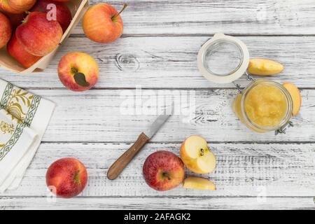 Teil mit hausgemachtem Apfelmus (selektive Fokus, Nahaufnahme) auf vintage Hintergrund Stockfoto