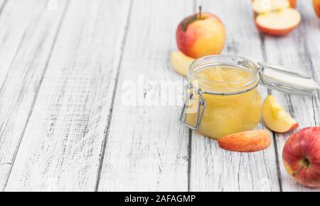 Teil mit hausgemachtem Apfelmus (selektive Fokus, Nahaufnahme) auf vintage Hintergrund Stockfoto