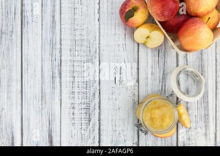 Teil mit hausgemachtem Apfelmus (selektive Fokus, Nahaufnahme) auf vintage Hintergrund Stockfoto